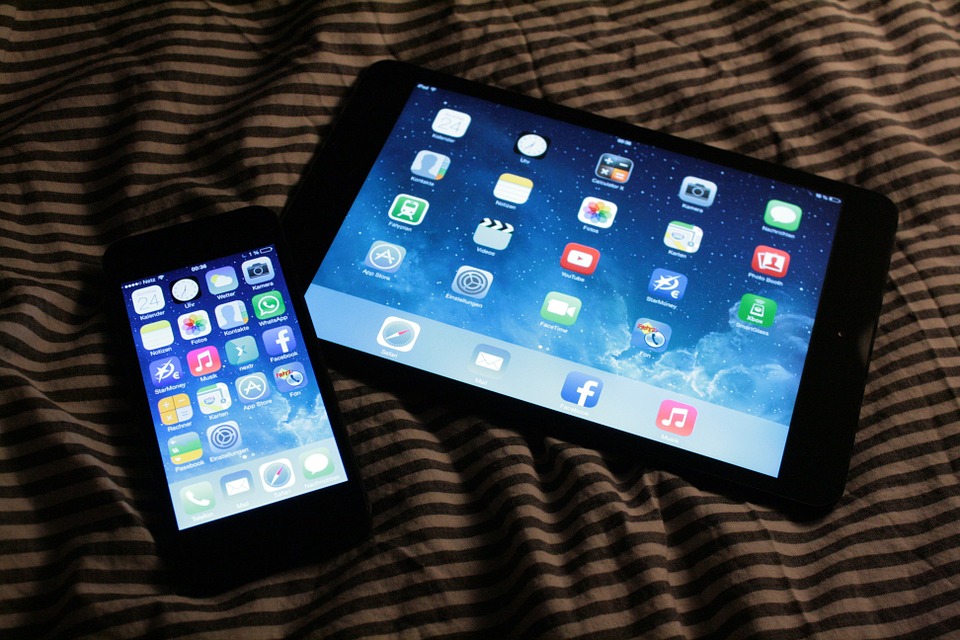 Should You Take Your Child’s Phone Away At Bedtime?